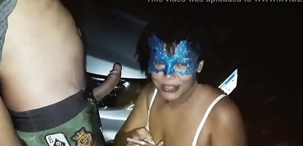  Casada gulosa e Sapeca mamando vários desconhecidos em estacionamento de Praia na Barra da Tijuca (Vídeo de verificação Casal Sapeca RJ)
